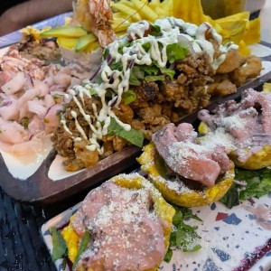 Bandeja La Cevicheria y Patacones rellenos de mixto.