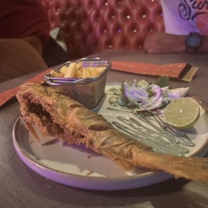 Corvina entera con papas