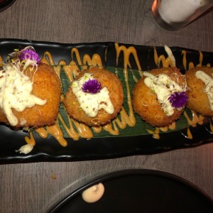 Perlas de yuka con salmon y queso crema