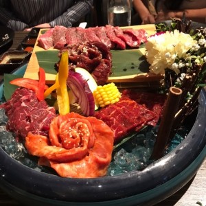 plato variados de carnes, polllo y puerco