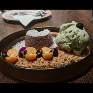 Chocolava con helado de matcha