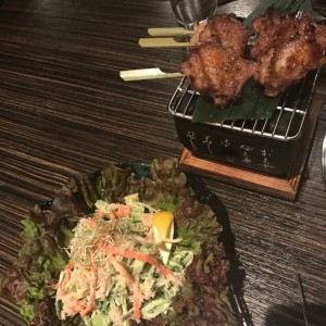 ensalada de cangrejo y wings al grill