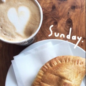 capuccino con empanada de queso artesanal