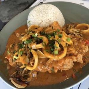 Filete de Pescado a lo macho con arroz blanco