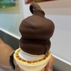 Cono cubierto de chocolate