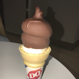 cono de helado de vainilla con chocolate
