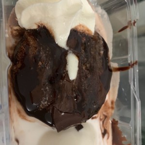 Brownie caliente de chocolate y helado de vainilla.