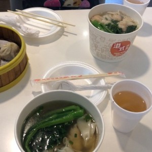 Sopa de wanton con camarones y fideos