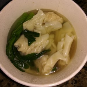 Sopa de wanton con camarones. Se puede ordenar con fideos o sin fideos