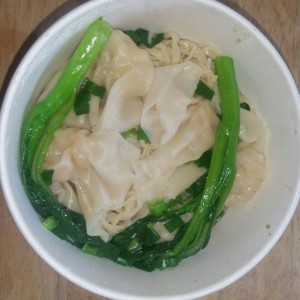 Sopa de wanton de camarones, con fideos y hojas de mostaza