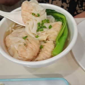 SOPA DE WANTON DE CAMARONES