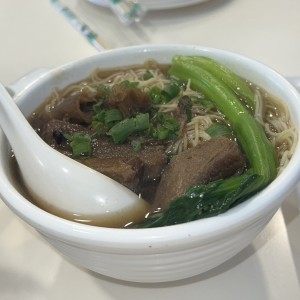 Sopa de falda con fideos de huevo