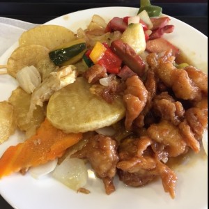 Pollo picante, vegetales con Puerco y papas al horno.