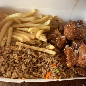 pollo agridulce sin picante con papas y arroz frito