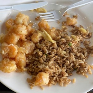 Camarones apanados y arroz