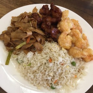 Camarones con coco pollo agridulce, tallarines, arroz frito blanco