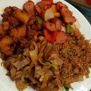 Arroz frito, puerco asado, pollo tso