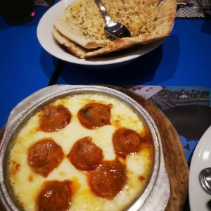 Queso Fundido con Chorizo