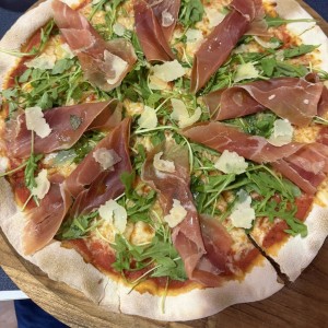 Pizza de prochutto y arugula