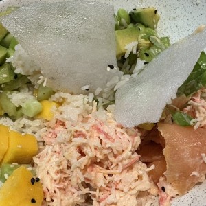 Bowl de aguacate, pepino, cangrejo y salmon