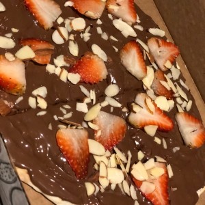 nutella con fresa y almendras