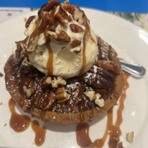 Pecan pie con helado y salsa de caramelo