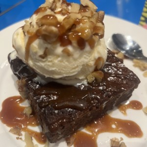 Brownie con helado salsa de caramelo y nueces