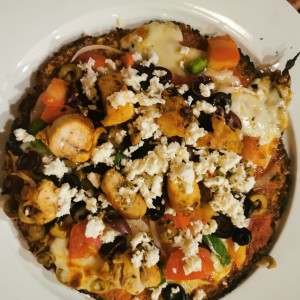 Pizza Griega con base de coliflor