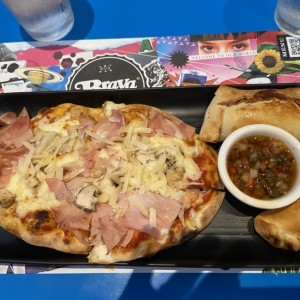Lunch con empanadas de carne y queso