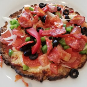 pizza endiablada en masa de coliflor