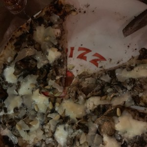 pizza con crema de tartufo