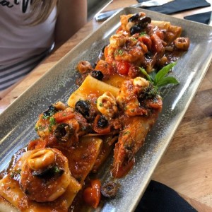 Pasta corta con mariscos