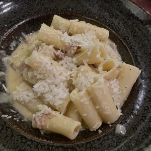 Pasta corta con salsa Carbonara
