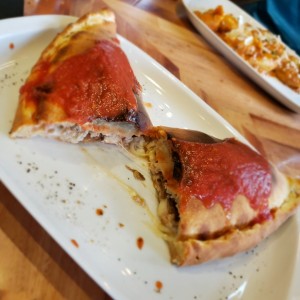 Calzone de salchicha y mozzarella