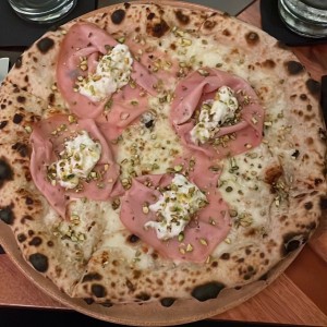 Pizza mortadela