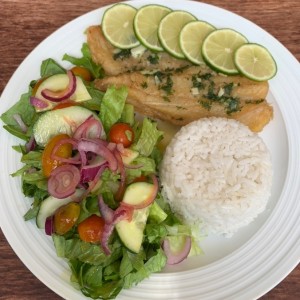 Percado al ajillo co arroz y ensalada