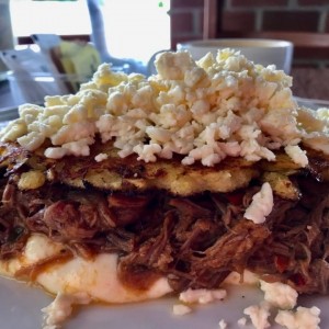 Cachapa con queso telita y carne mechada