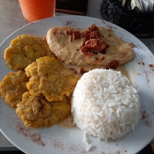 Pollo en salsa de queso con bacon tostado arriba