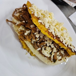 Cachapa de Queso y Carne Mechada