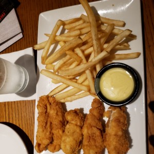 chicken fingers con papas fritas