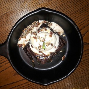 Brownie con helado 