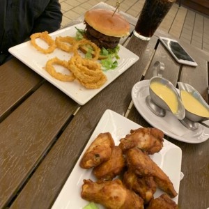 hamburguesa doble y Bufalo wings