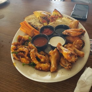 Entrada con alitas, tortillas y tenders