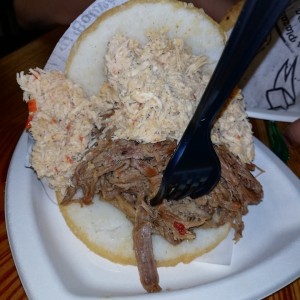Arepa de pollo y ropa vieja (carne)