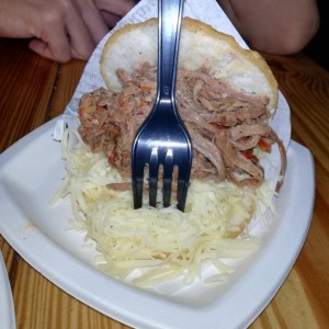 Arepa de queso gouda y carne desmechada