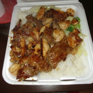 Pollo, Carne y Camarones Teriyake.