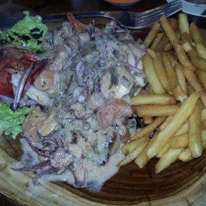 Filete de corvina en salsa de mariscos