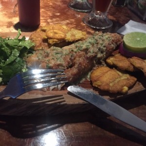 filete de corvina al ajillo.