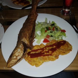 Pescado Frito con Patacones