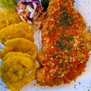 Corvina al ajillo con patacones